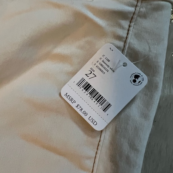 NWT We the Free 27 Float On Flare Jeans
FREE PEOPLE - Picture 11 of 14